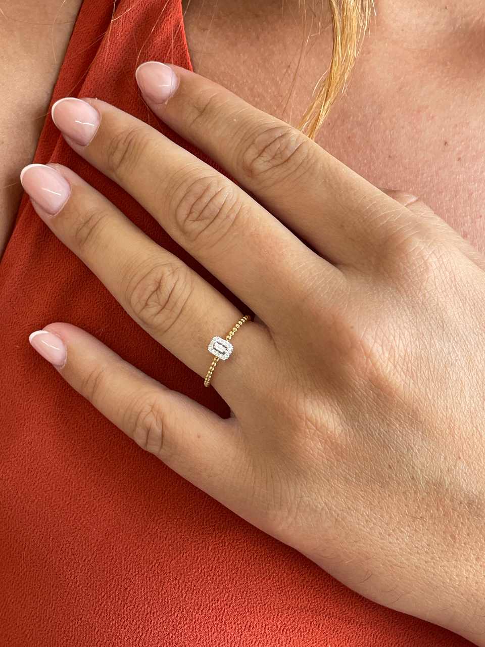 Anillo JAMBOLAN fino centro con diamantes en oro amarillo de 18 ktes