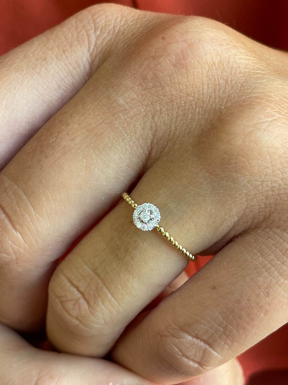 Anillo JAMBOLAN fino centro con diamantes en oro amarillo de 18 ktes