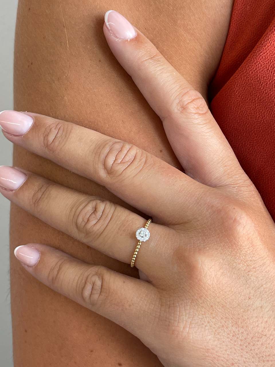 Anillo JAMBOLAN fino centro con diamantes en oro amarillo de 18 ktes