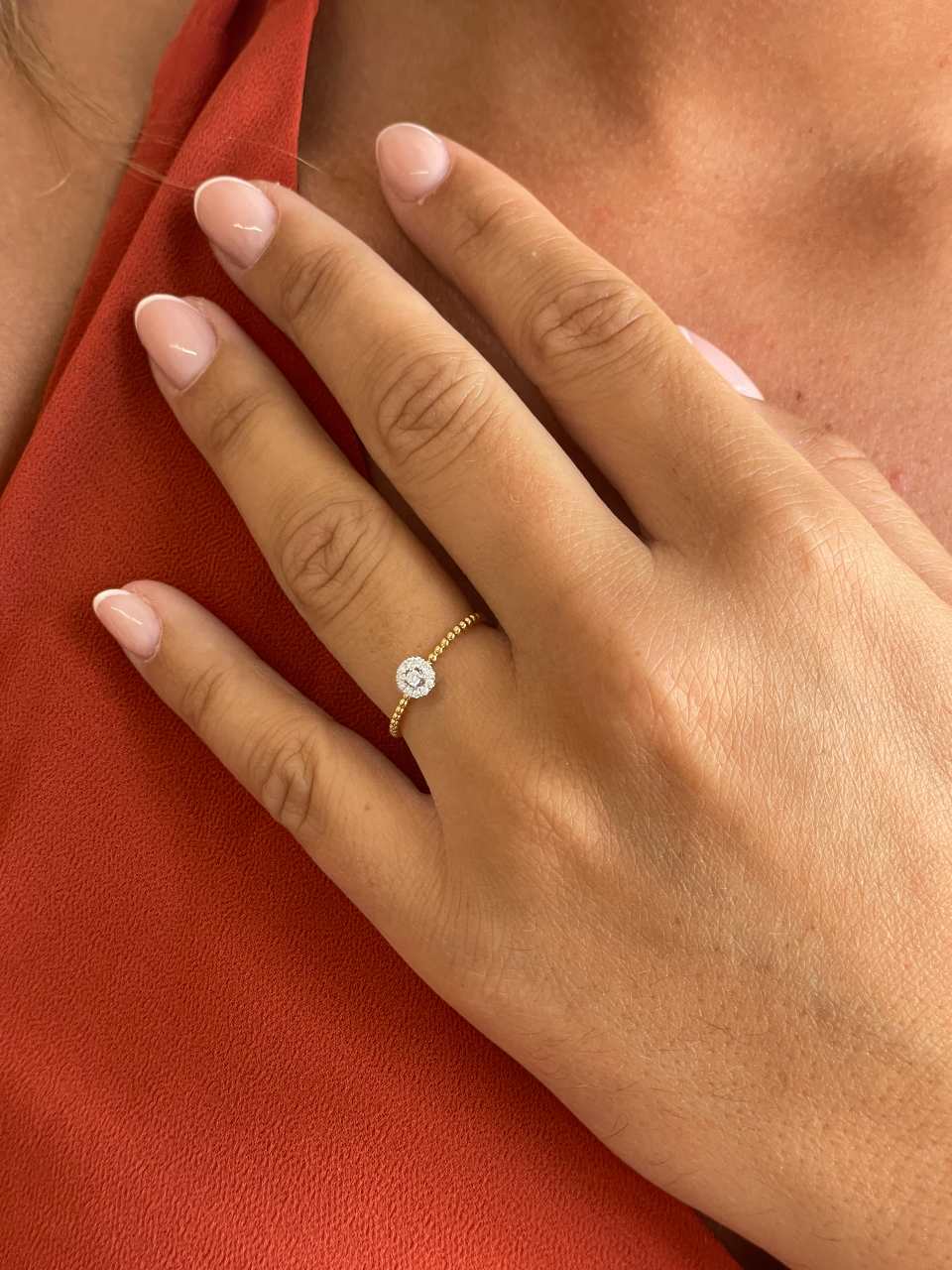 Anillo JAMBOLAN fino centro con diamantes en oro amarillo de 18 ktes