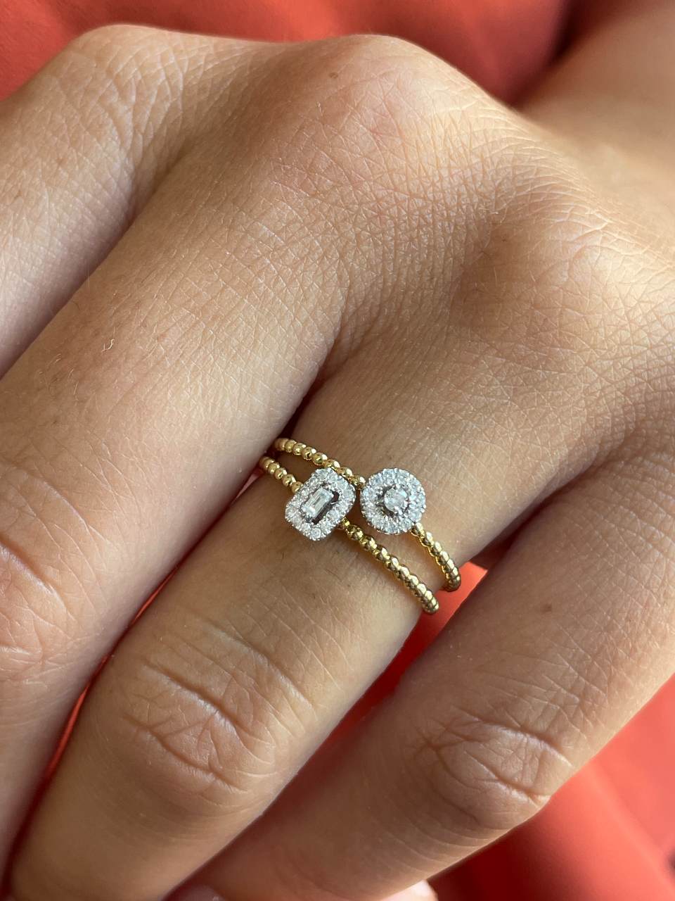 Anillo JAMBOLAN fino centro con diamantes en oro amarillo de 18 ktes