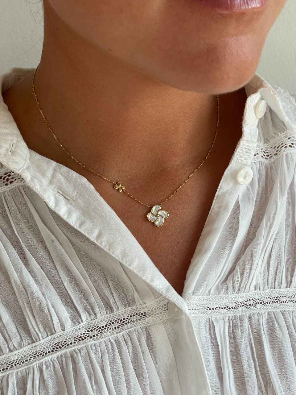 LUCERNA choker, flower pendant with mother-of-pearl in 18k yellow gold