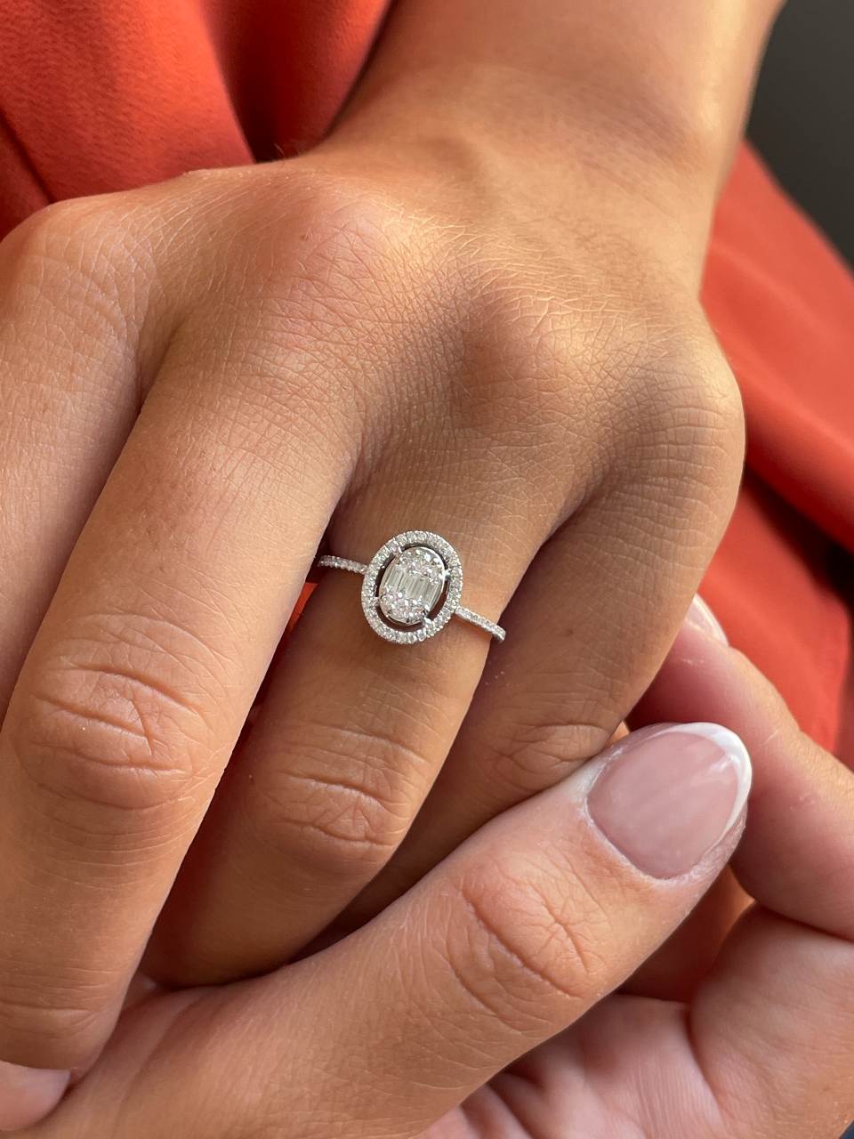 Anillo OLIENA oval en oro blanco 18 ktes con brillantes y baguettes.