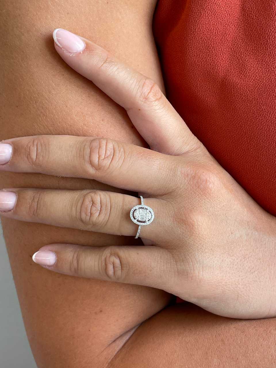 Anillo OLIENA oval en oro blanco 18 ktes con brillantes y baguettes.