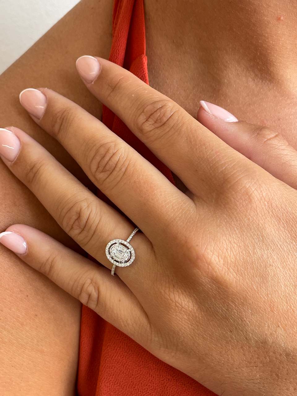 Anillo OLIENA oval en oro blanco 18 ktes con brillantes y baguettes.