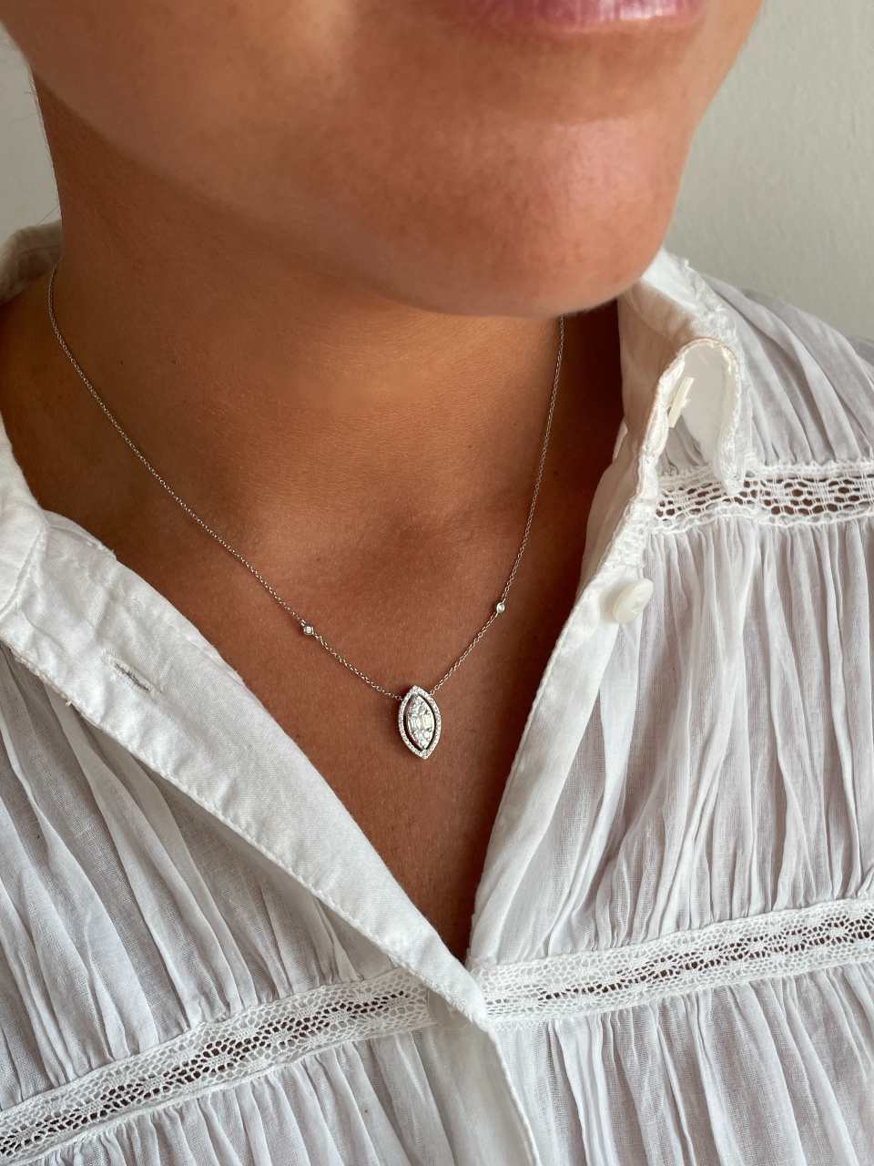 Gargantilla PAARL colgante forma marquis oro blanco 18 ktes y brillantes