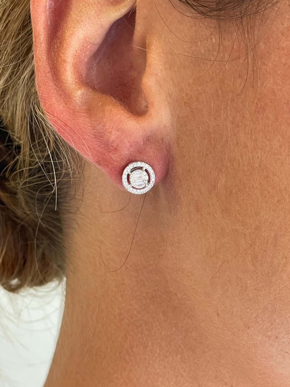 KIRUNA earring in 18k white gold with diamonds and baguettes.