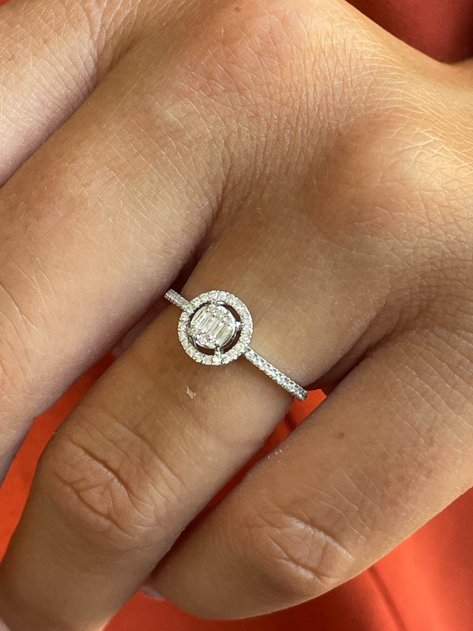 Anillo BERGEN redondo en oro blanco 18 ktes con brillantes y baguettes.
