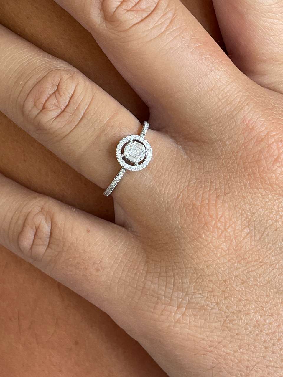 Anillo BERGEN redondo en oro blanco 18 ktes con brillantes y baguettes.