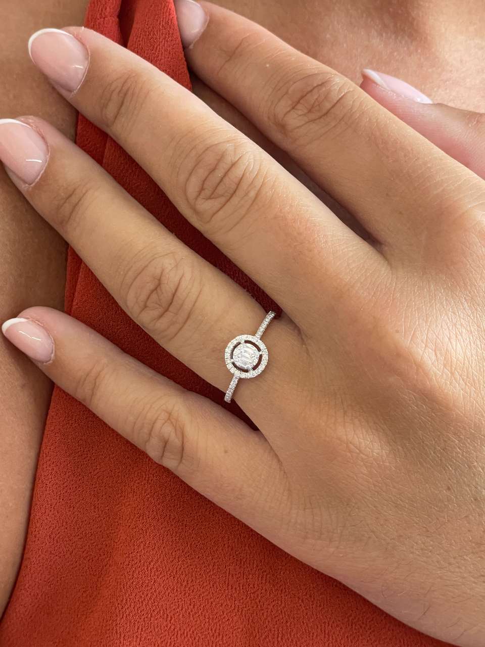 Anillo BERGEN redondo en oro blanco 18 ktes con brillantes y baguettes.