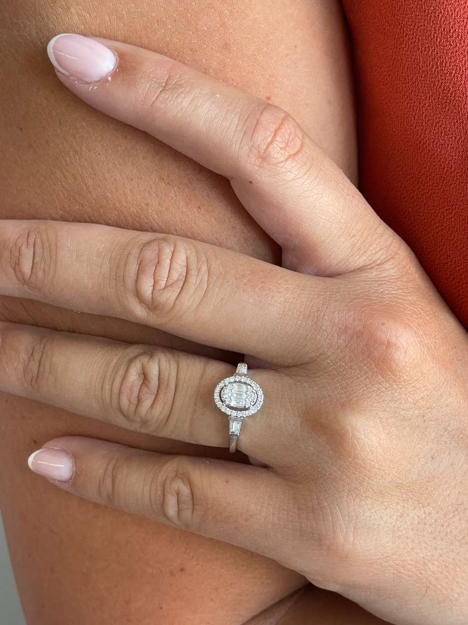 Anillo LEEDS oval en oro blanco 18 ktes con brillantes y baguettes.