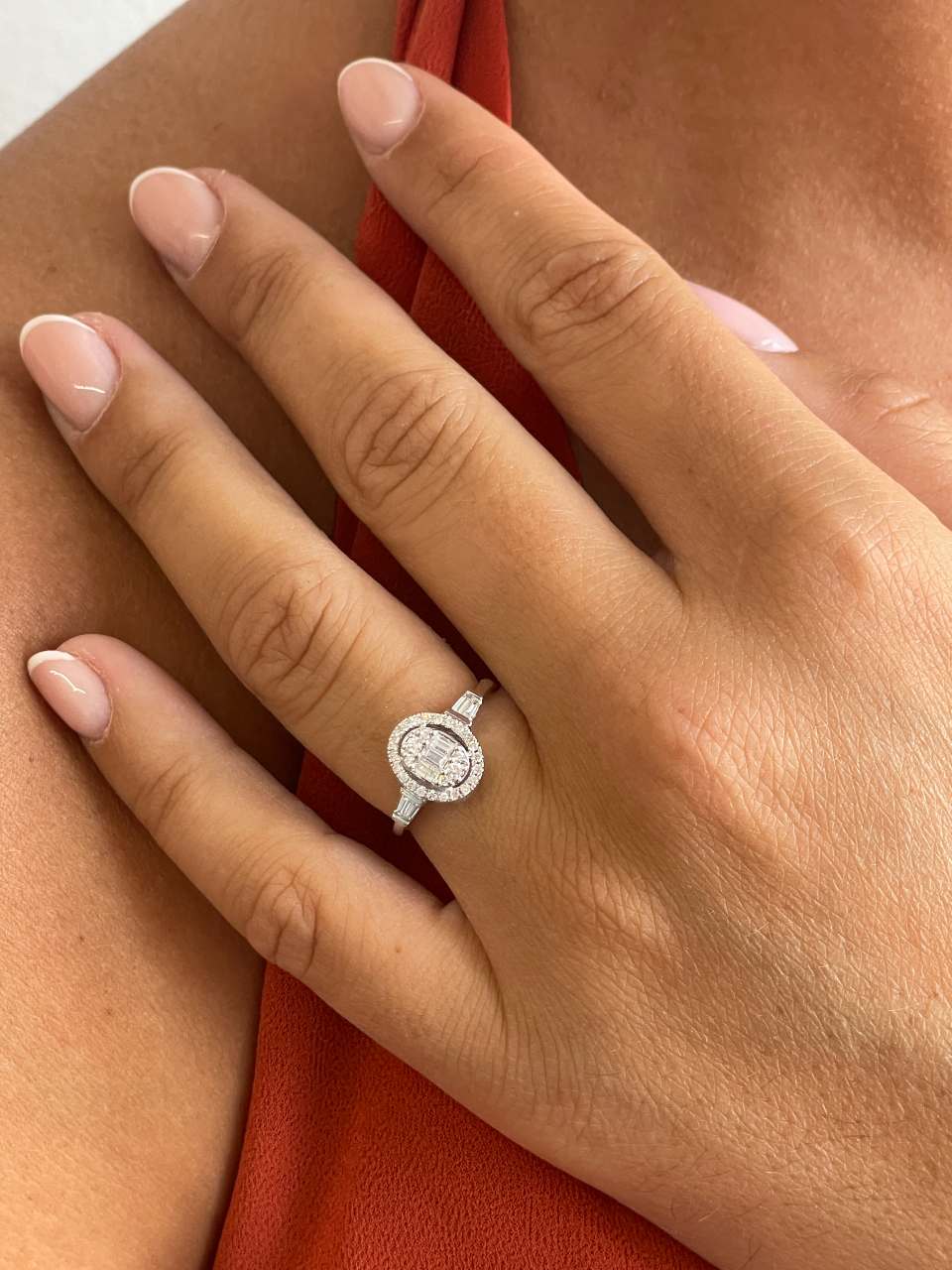 Anillo LEEDS oval en oro blanco 18 ktes con brillantes y baguettes.