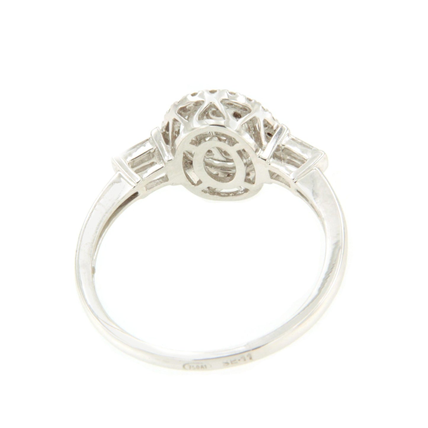 Anillo LEEDS oval en oro blanco 18 ktes con brillantes y baguettes.