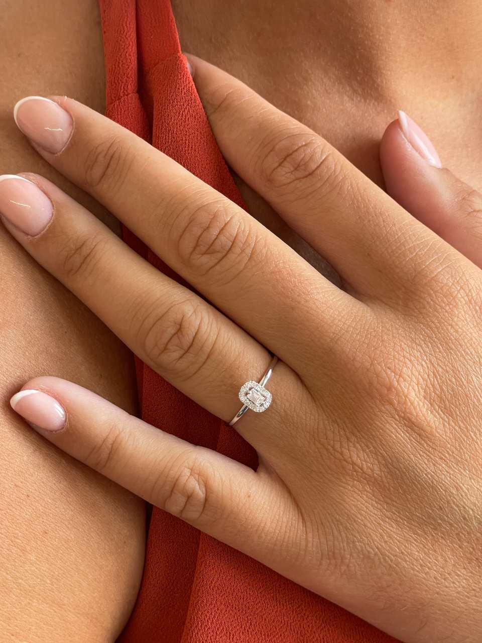 Anillo HAMPTON roseta en oro blanco 18 ktes con brillantes y baguettes.