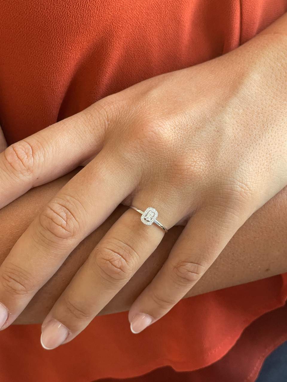 Anillo HAMPTON roseta en oro blanco 18 ktes con brillantes y baguettes.