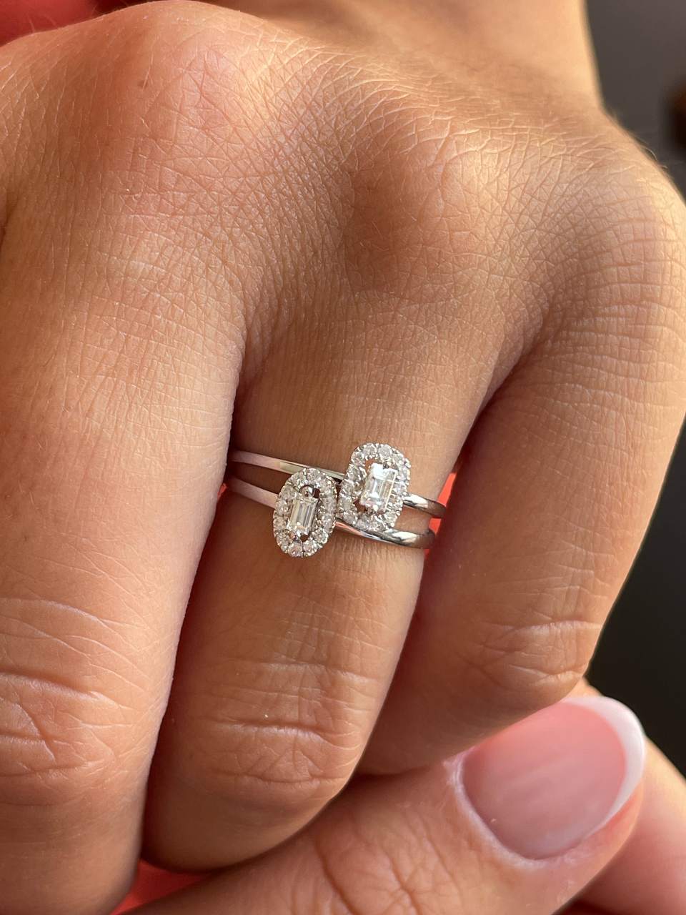 Anillo HAMPTON roseta en oro blanco 18 ktes con brillantes y baguettes.