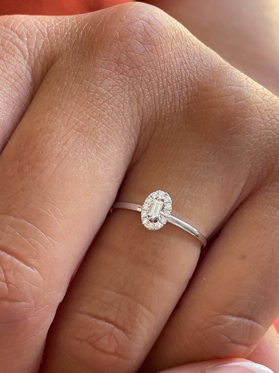 Anillo HAMPTON roseta en oro blanco 18 ktes con brillantes y baguettes.