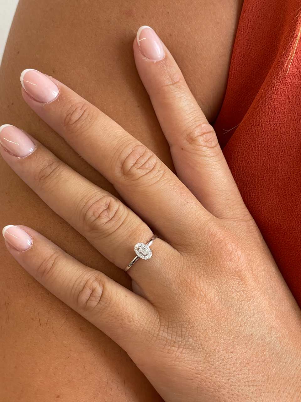 Anillo HAMPTON roseta en oro blanco 18 ktes con brillantes y baguettes.