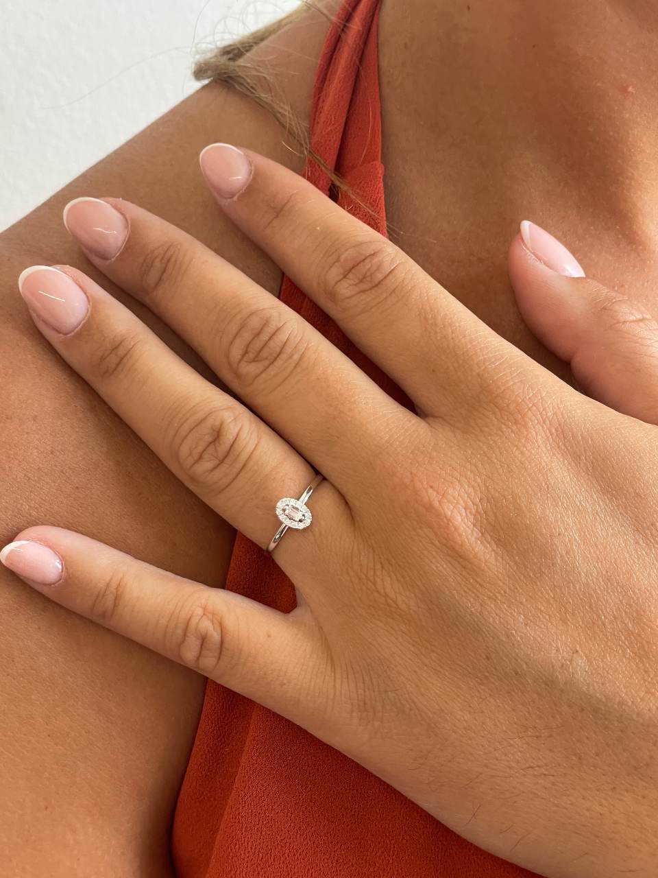 Anillo HAMPTON roseta en oro blanco 18 ktes con brillantes y baguettes.