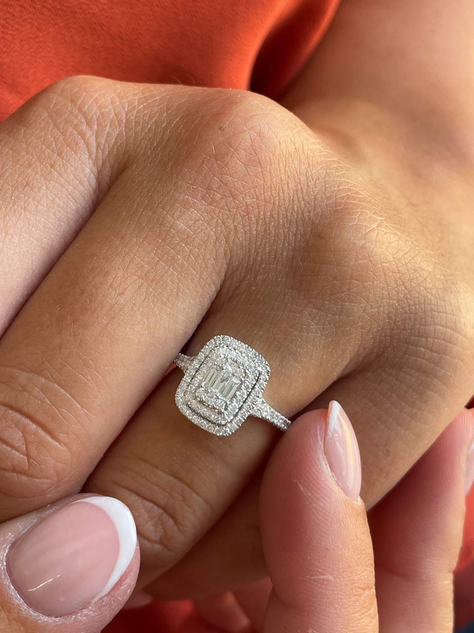 Anillo MANDORA en oro blanco 18 ktes con brillantes y baguettes