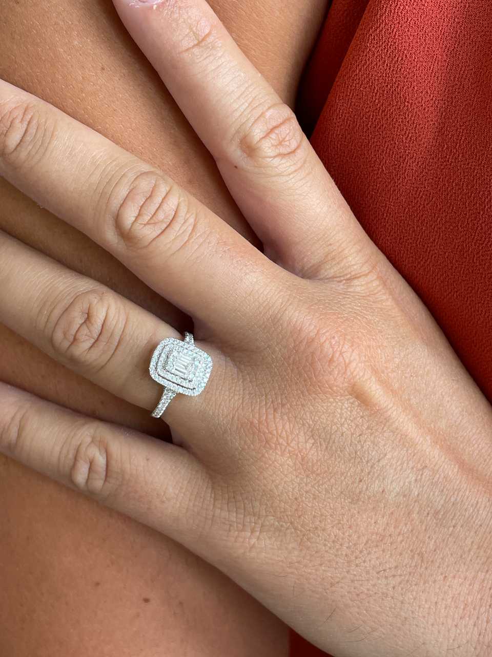 Anillo MANDORA en oro blanco 18 ktes con brillantes y baguettes