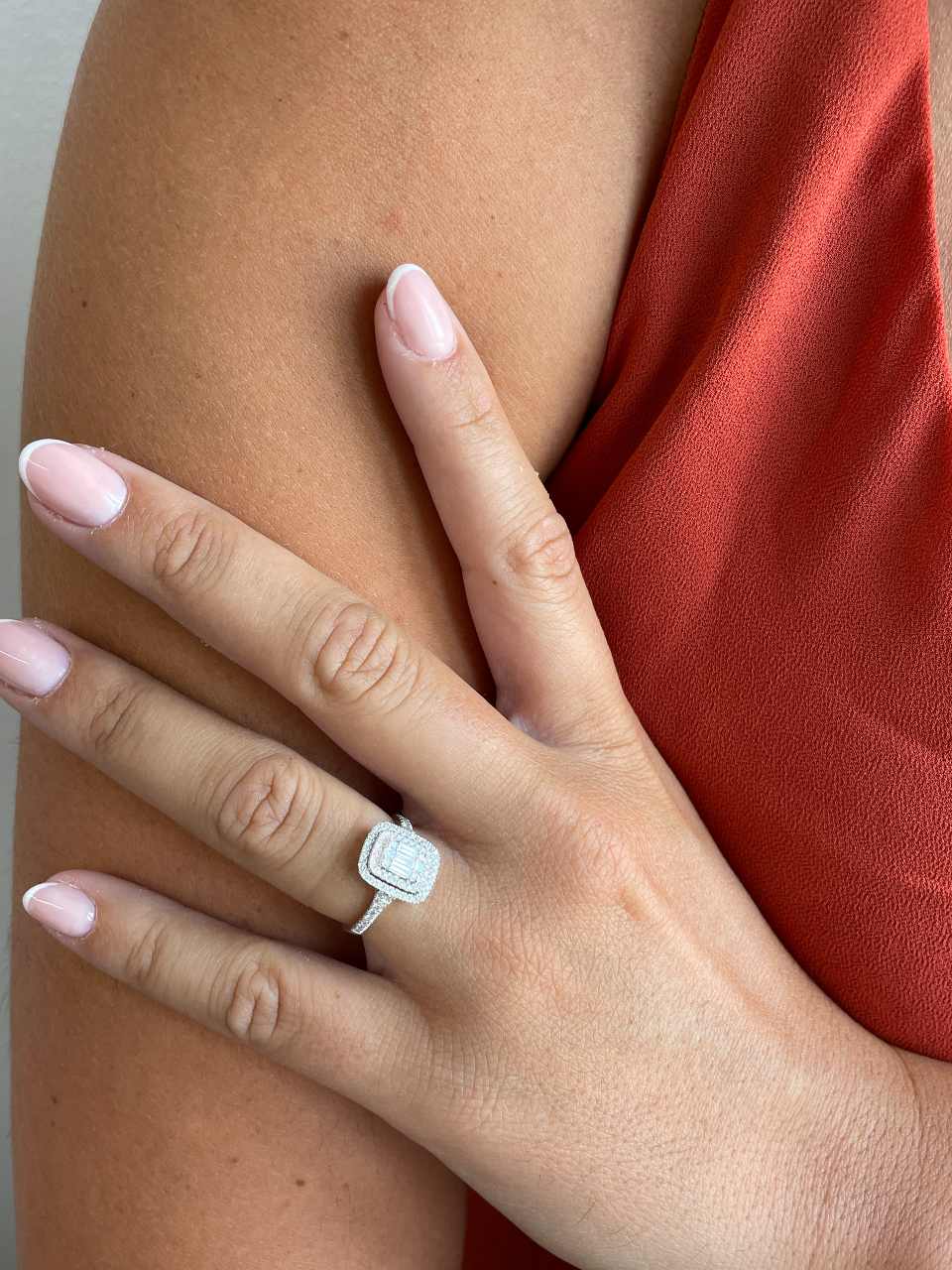 Anillo MANDORA en oro blanco 18 ktes con brillantes y baguettes