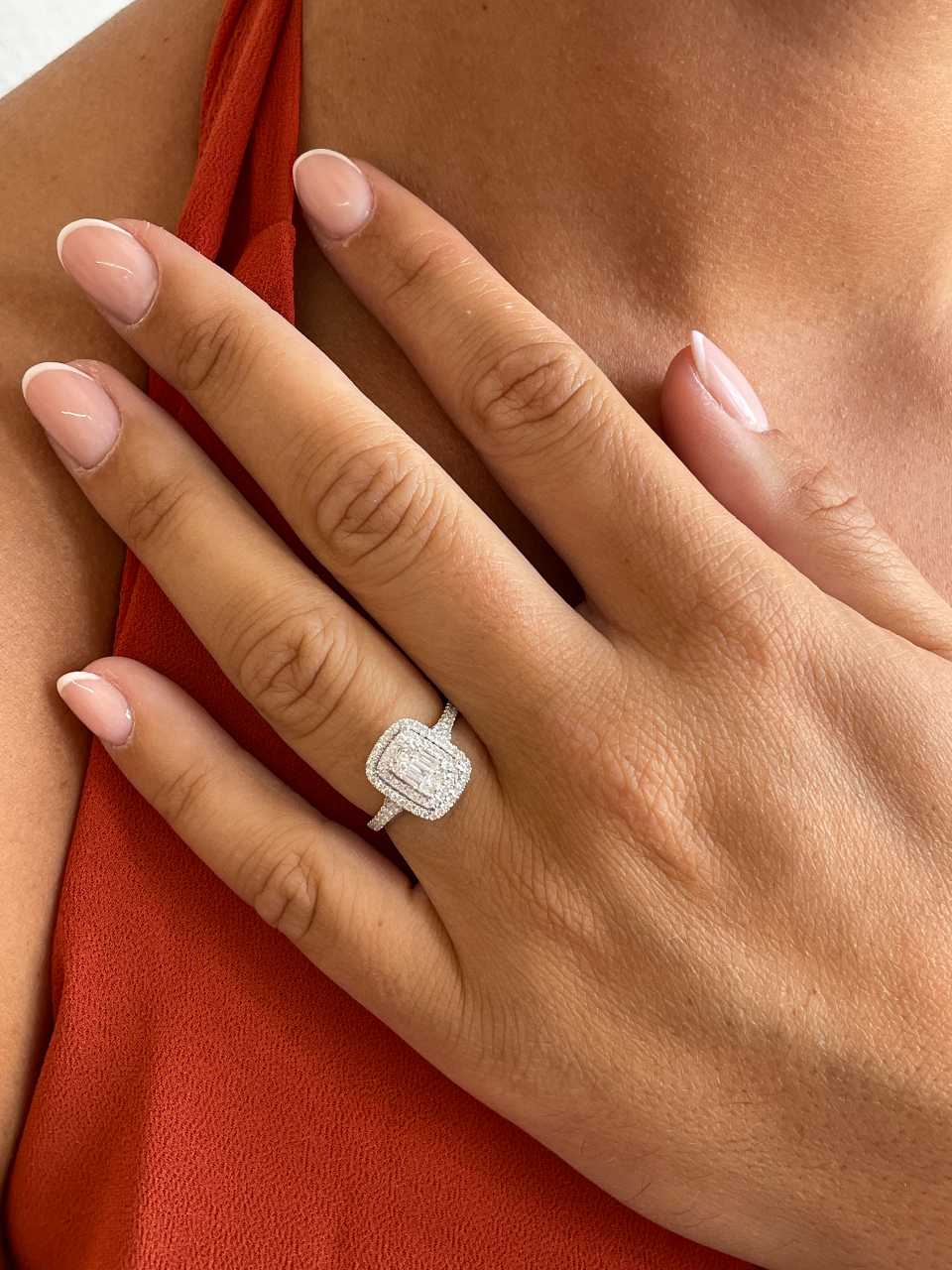 Anillo MANDORA en oro blanco 18 ktes con brillantes y baguettes