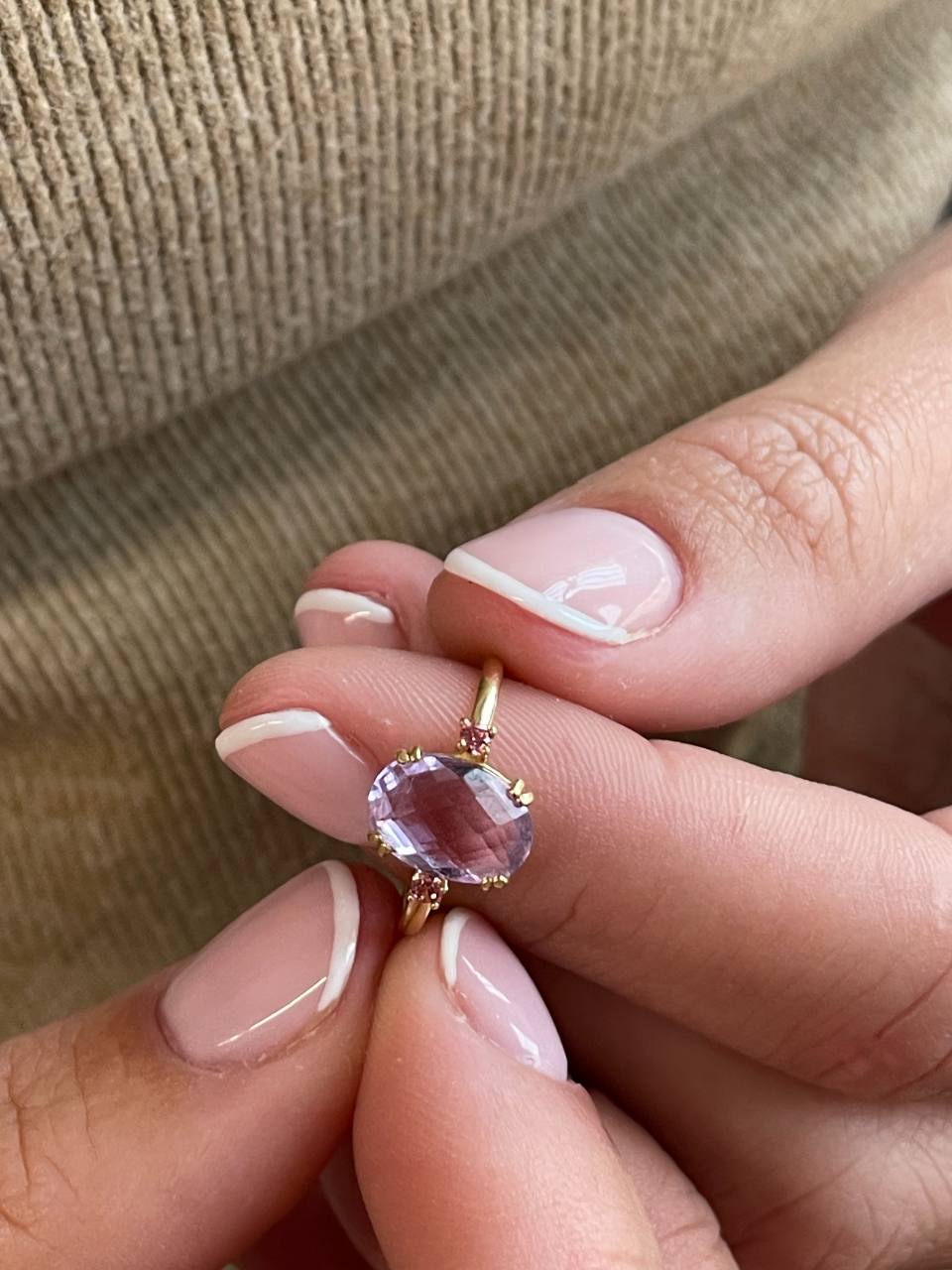 Anillo QUITO amatista o topacio azul en oro amarillo de 18 kilates