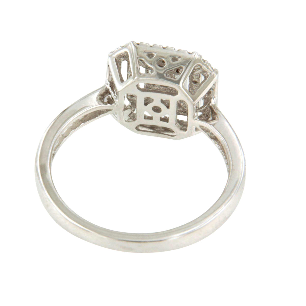 Anillo CLIO en oro blanco 18 ktes con centro en brillantes y baguettes.