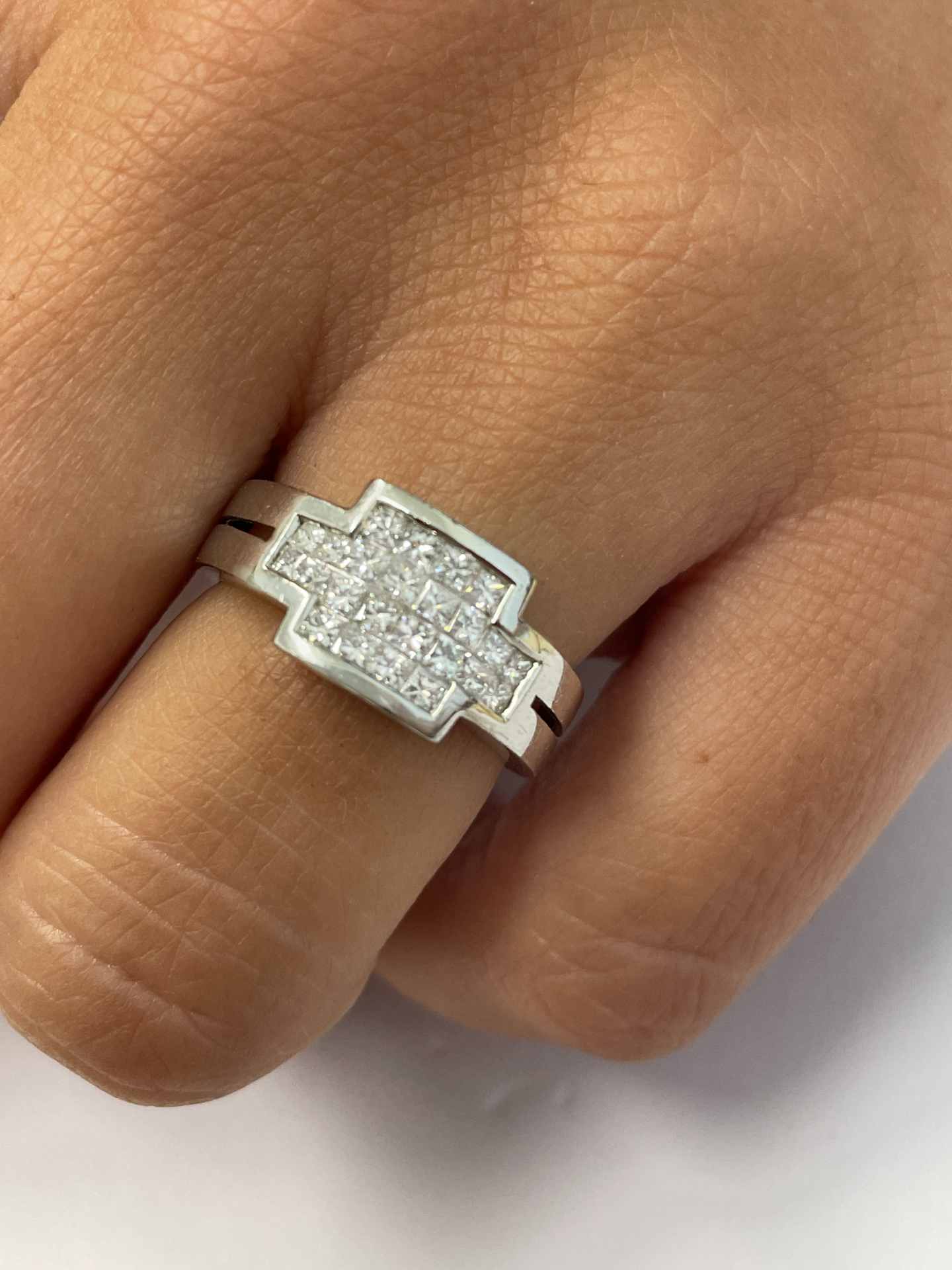 Anillo TOMARES en oro blanco de 18 ktes con diamantes princesas