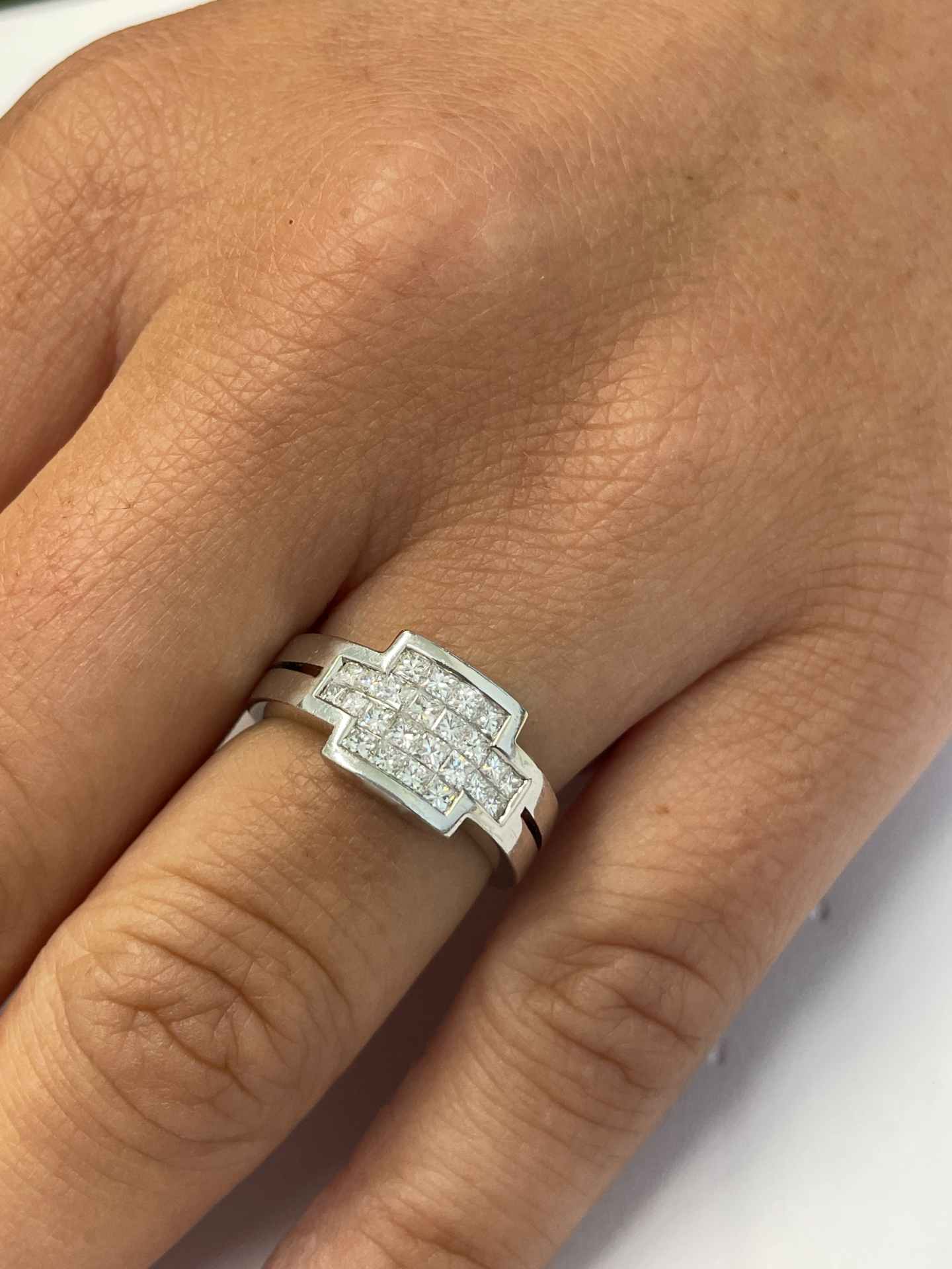 Anillo TOMARES en oro blanco de 18 ktes con diamantes princesas