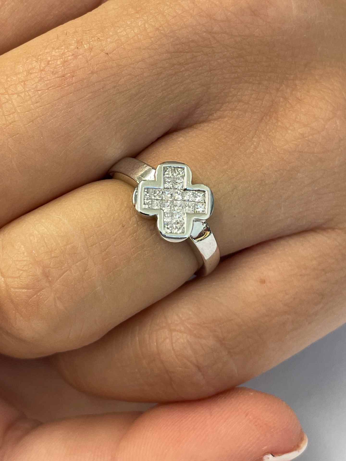 Anillo ESPARTINAS en oro blanco de 18 ktes con diamantes princesas.