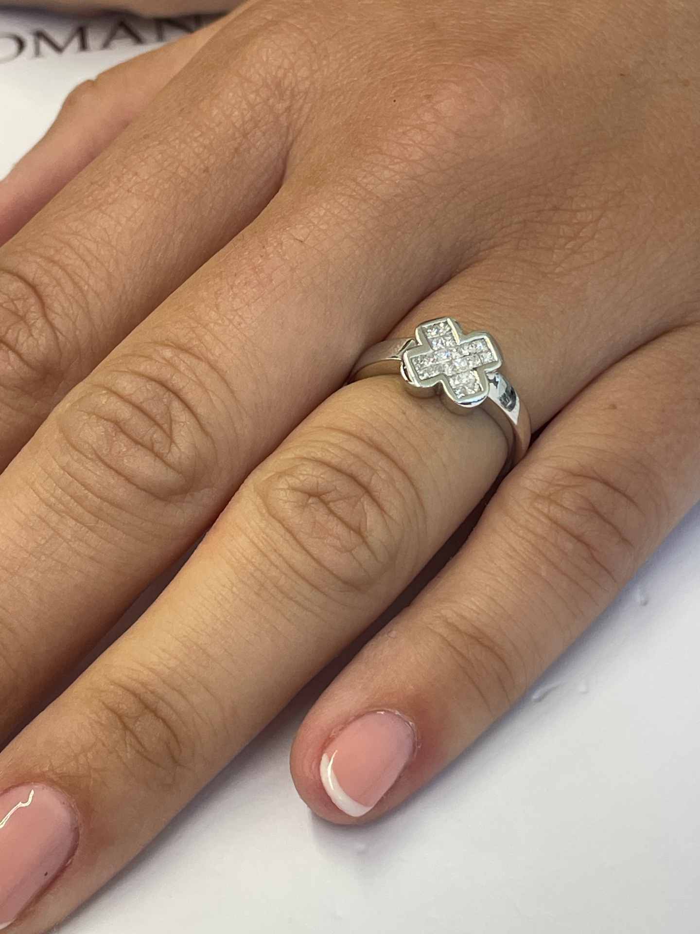 Anillo ESPARTINAS en oro blanco de 18 ktes con diamantes princesas.