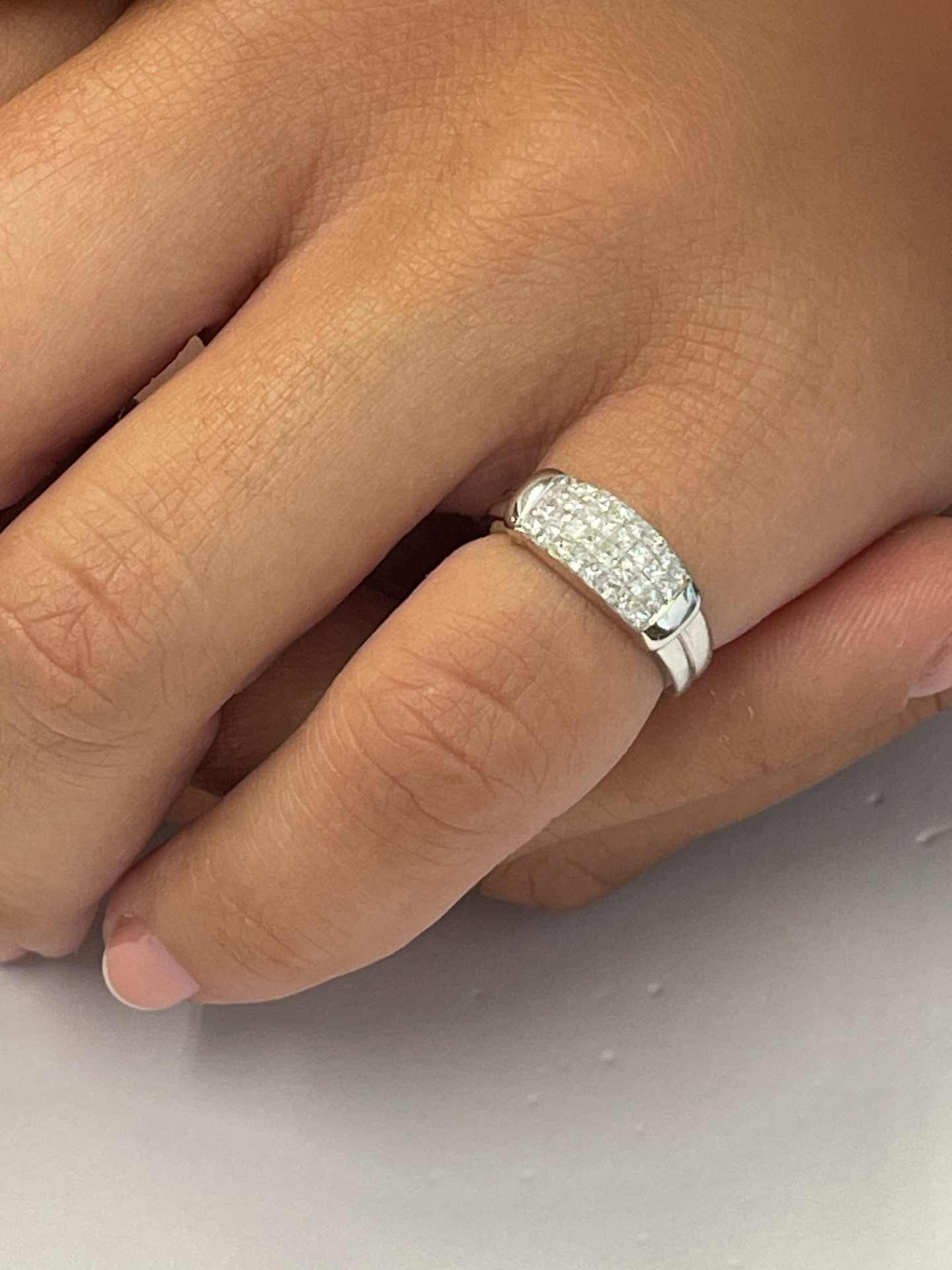 Anillo ALMONTE con diamantes princesas en oro blanco de 18 ktes