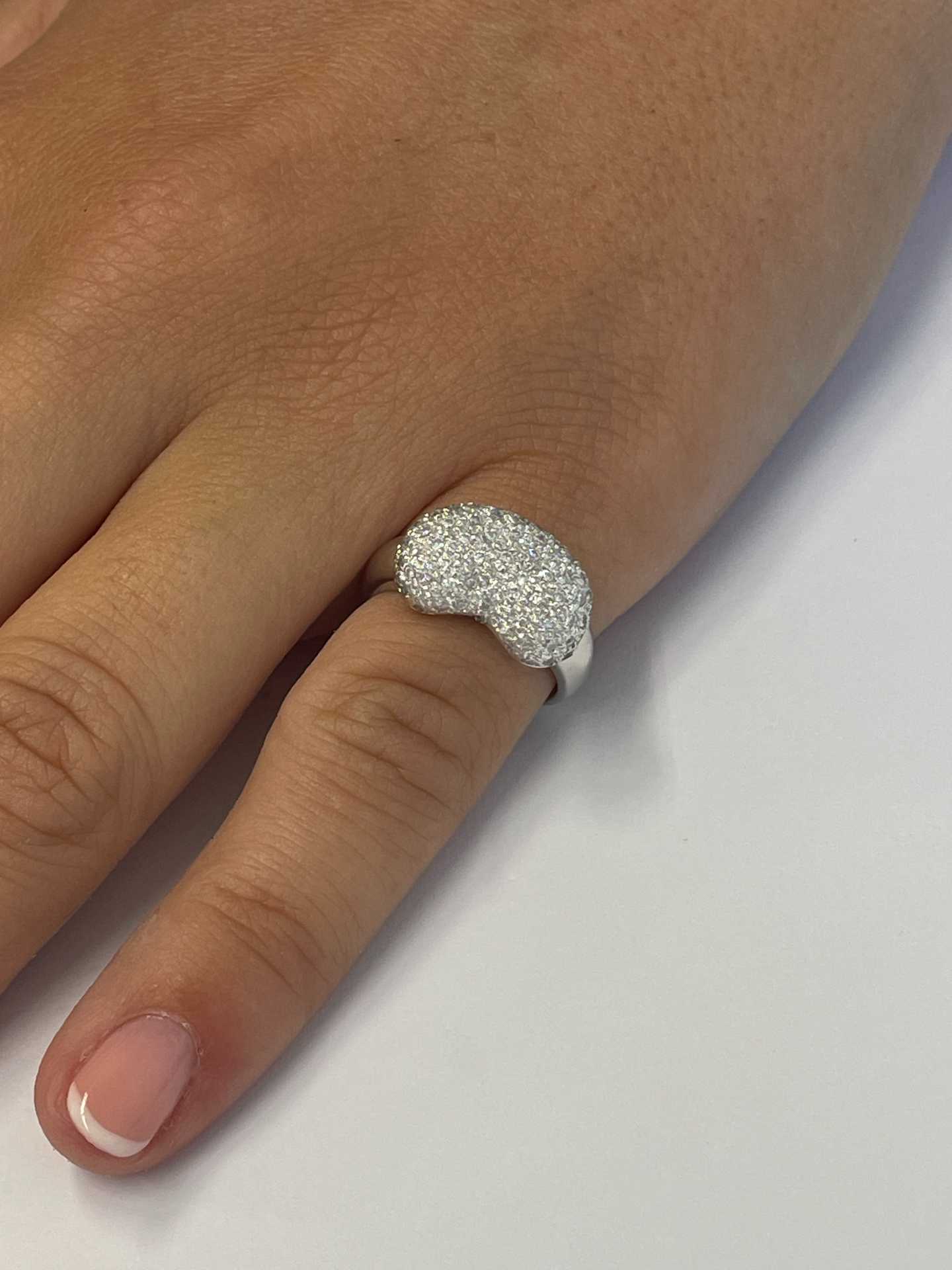 ROBLEDO ring in 18k white gold with diamonds.