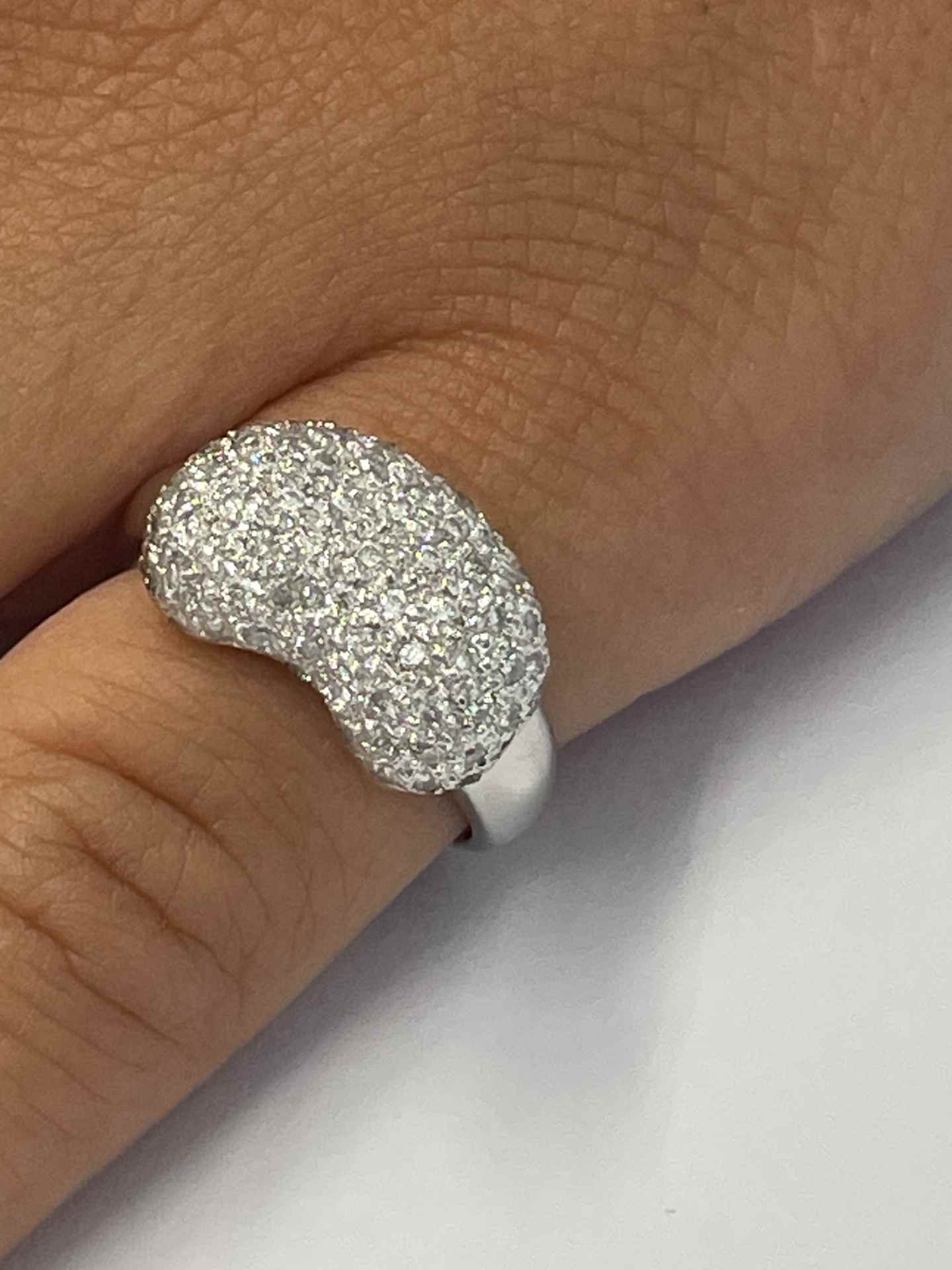 ROBLEDO ring in 18k white gold with diamonds.