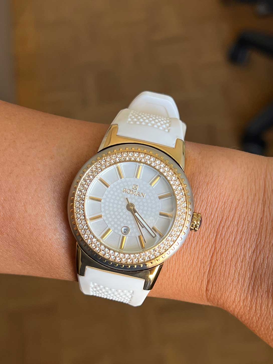 Reloj Román amarillo y blanco con correa de caucho blanca.