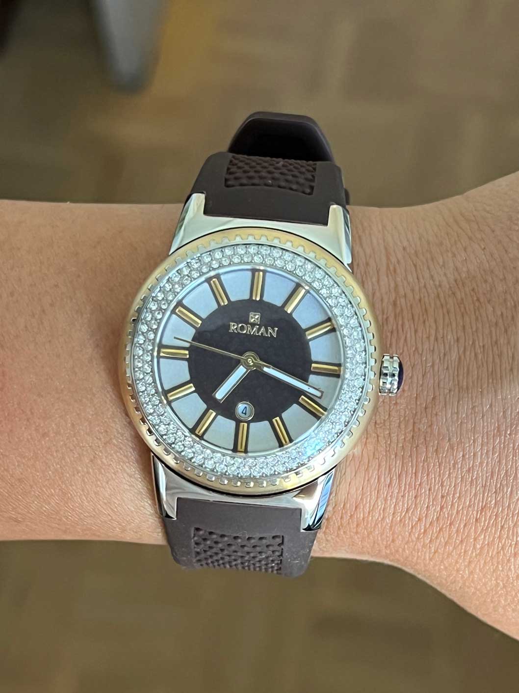 Reloj dorado y plateado Román con correa de caucho marrón