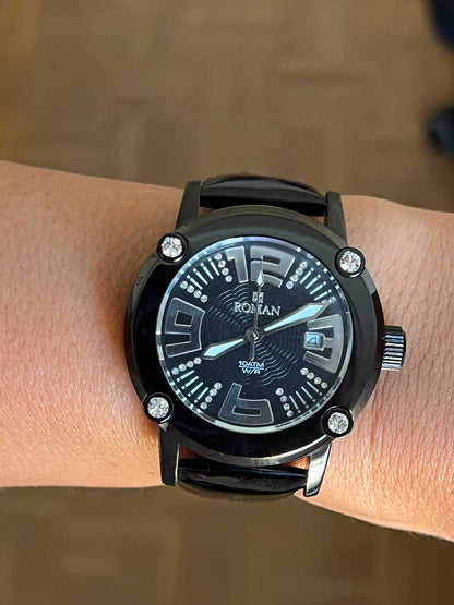Reloj Román color negro con correa de seda color negro.