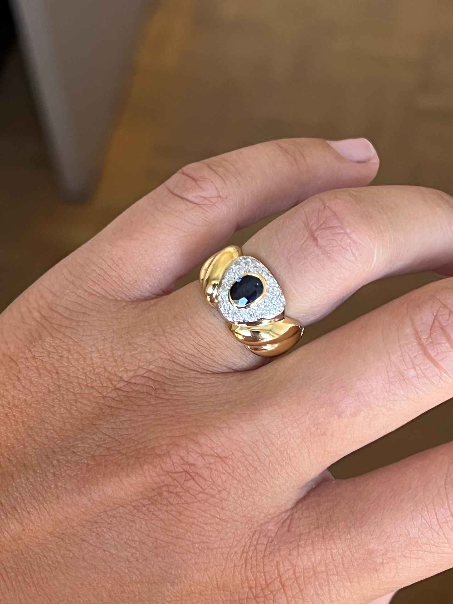 TWILIGHT ring in white and yellow gold with a central sapphire