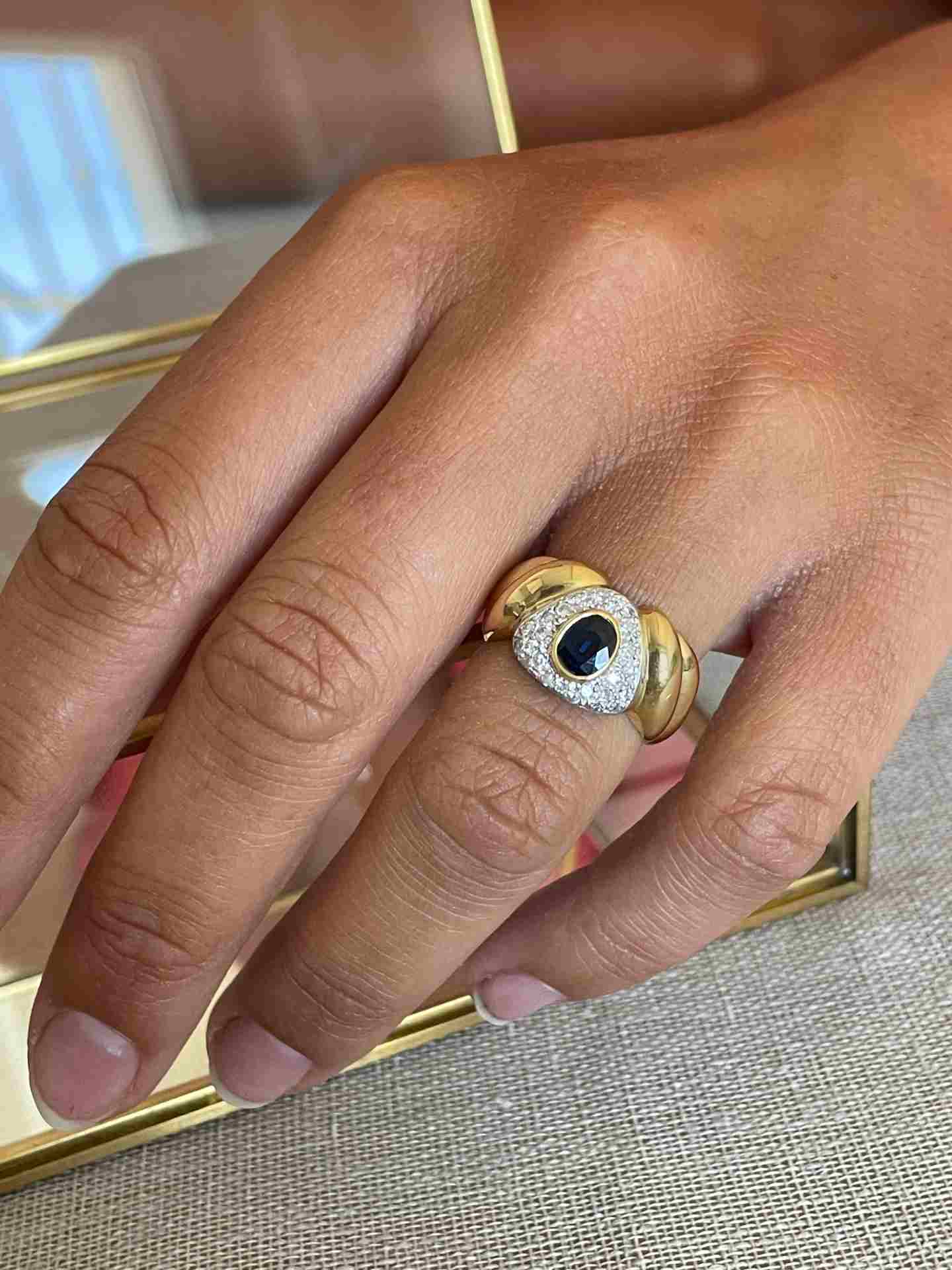 TWILIGHT ring in white and yellow gold with a central sapphire