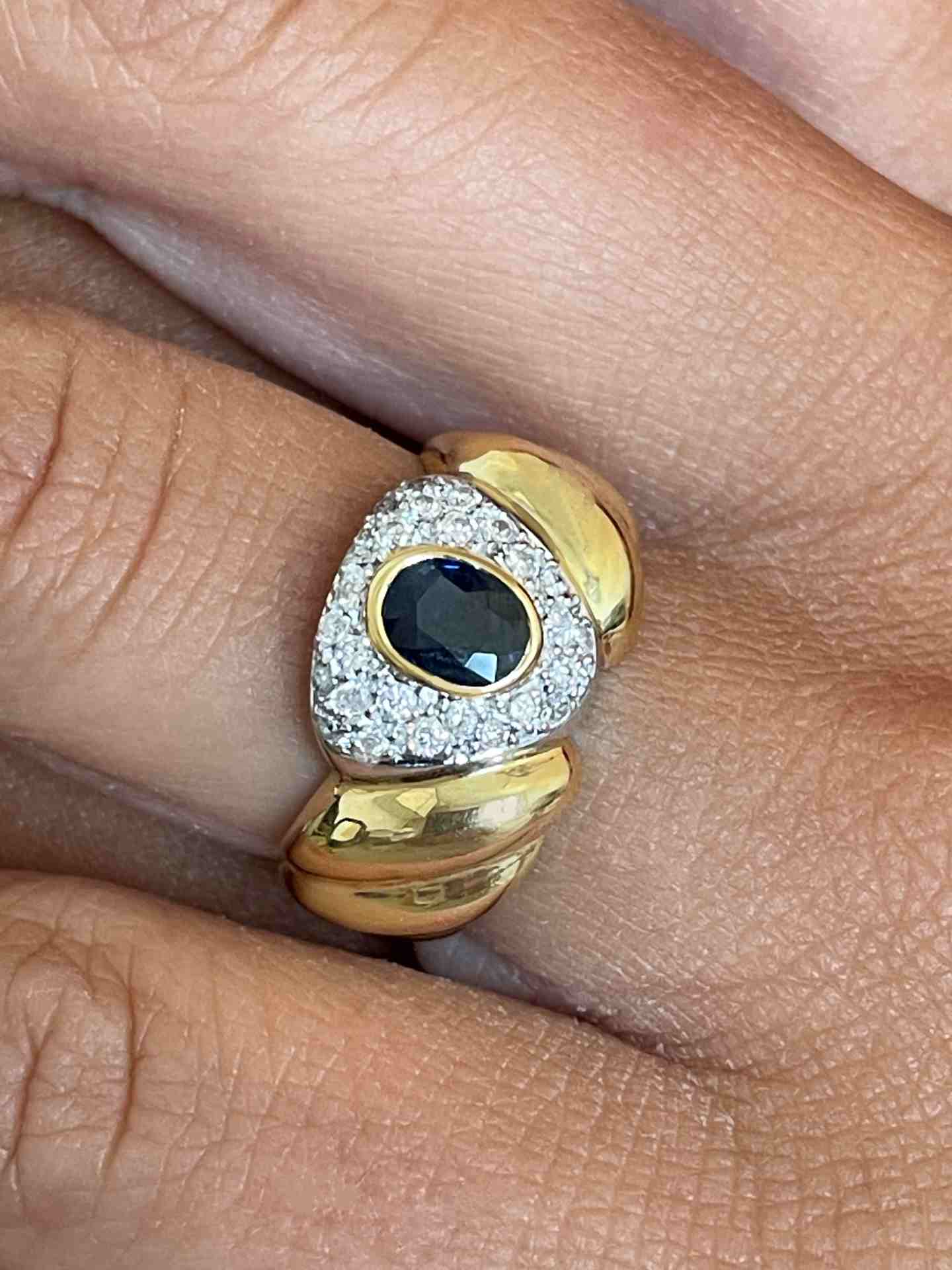 TWILIGHT ring in white and yellow gold with a central sapphire