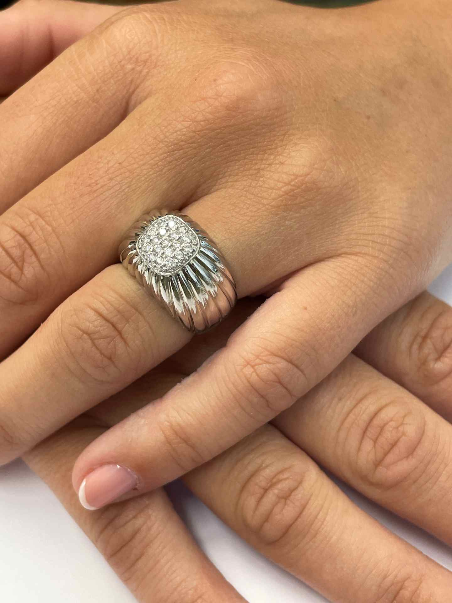 Anillo MONDRAGON sello de brillantes oro blanco de 18 ktes