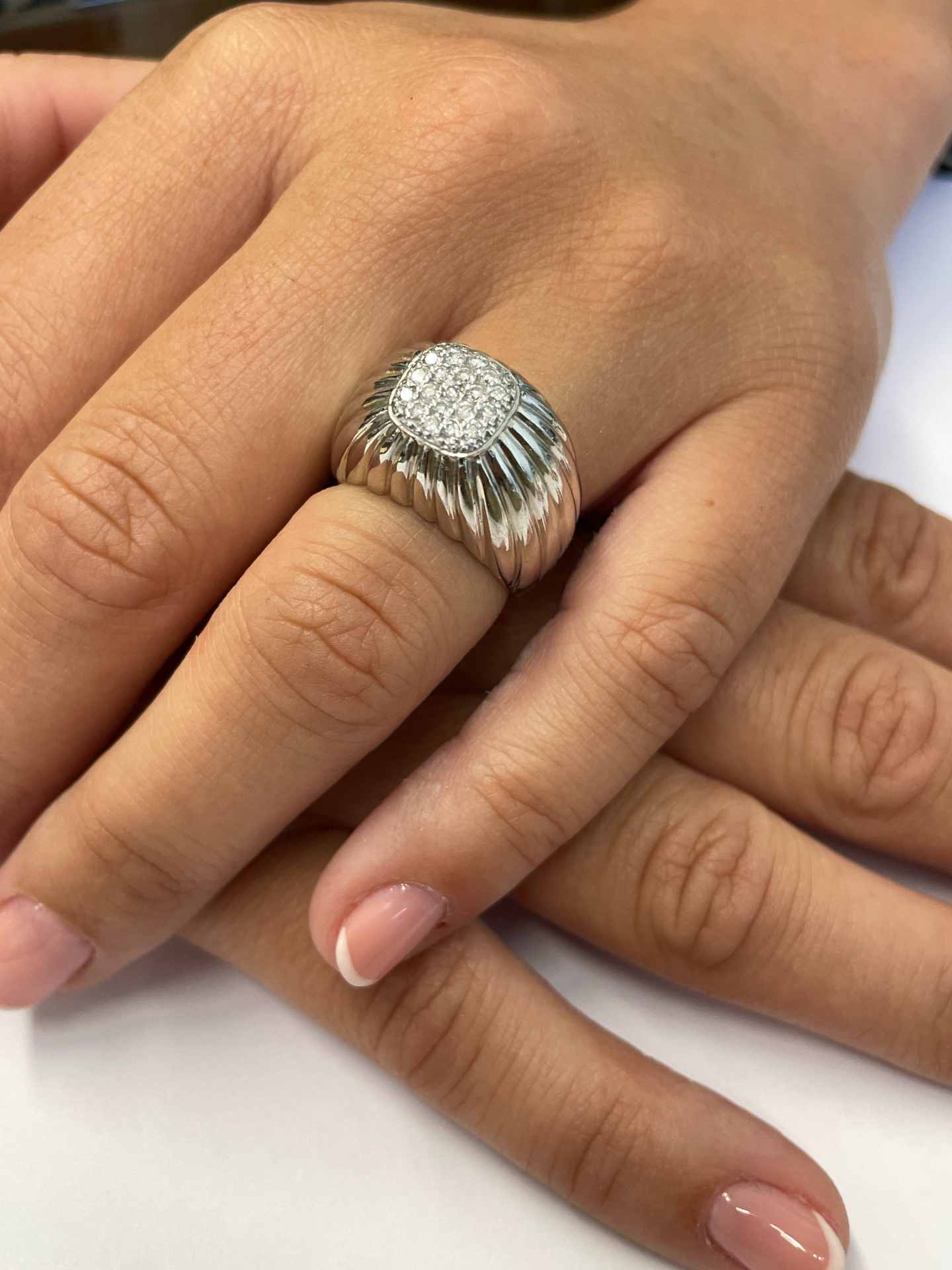 Anillo MONDRAGON sello de brillantes oro blanco de 18 ktes