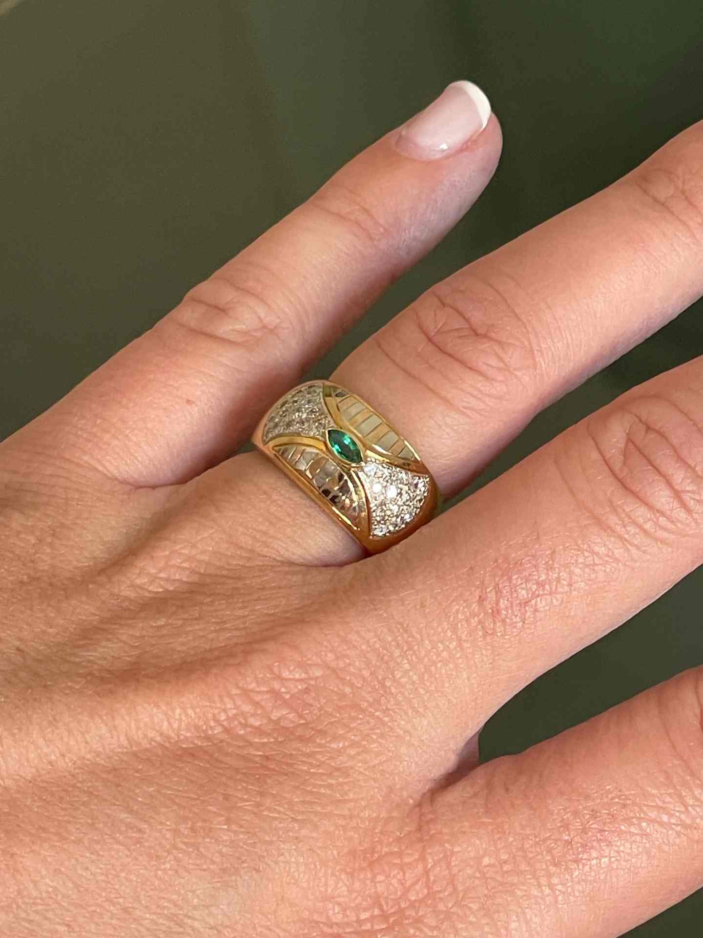 LAMUS ring with emerald and diamonds in 18k three-color gold