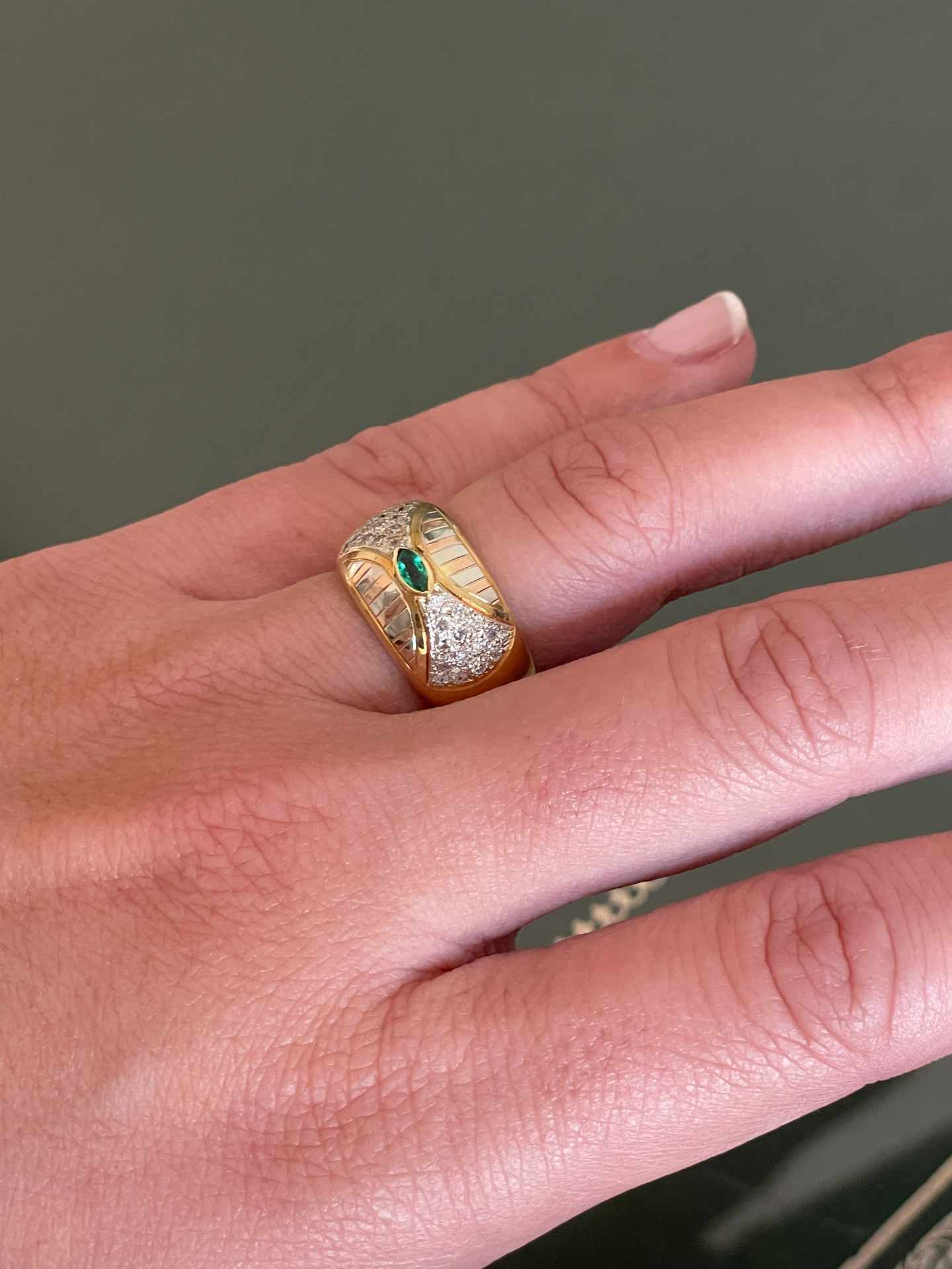 LAMUS ring with emerald and diamonds in 18k three-color gold