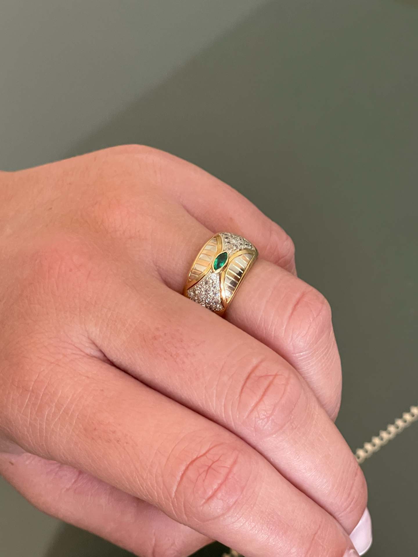 LAMUS ring with emerald and diamonds in 18k three-color gold