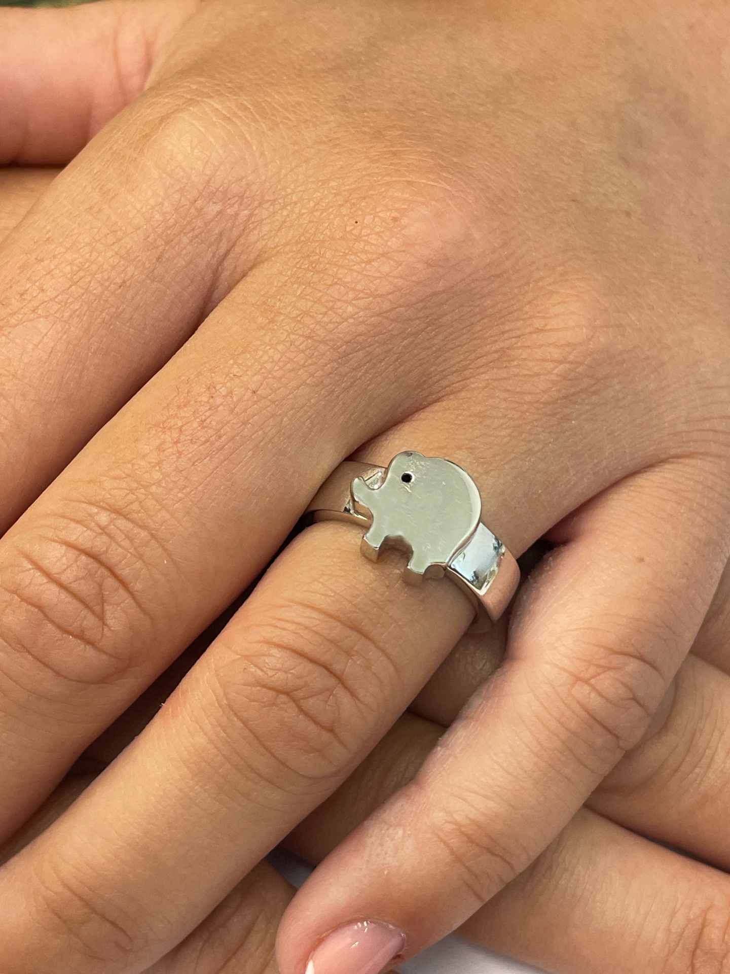 Anillo BERMEO motivo elefante en oro blanco de 18 kilates