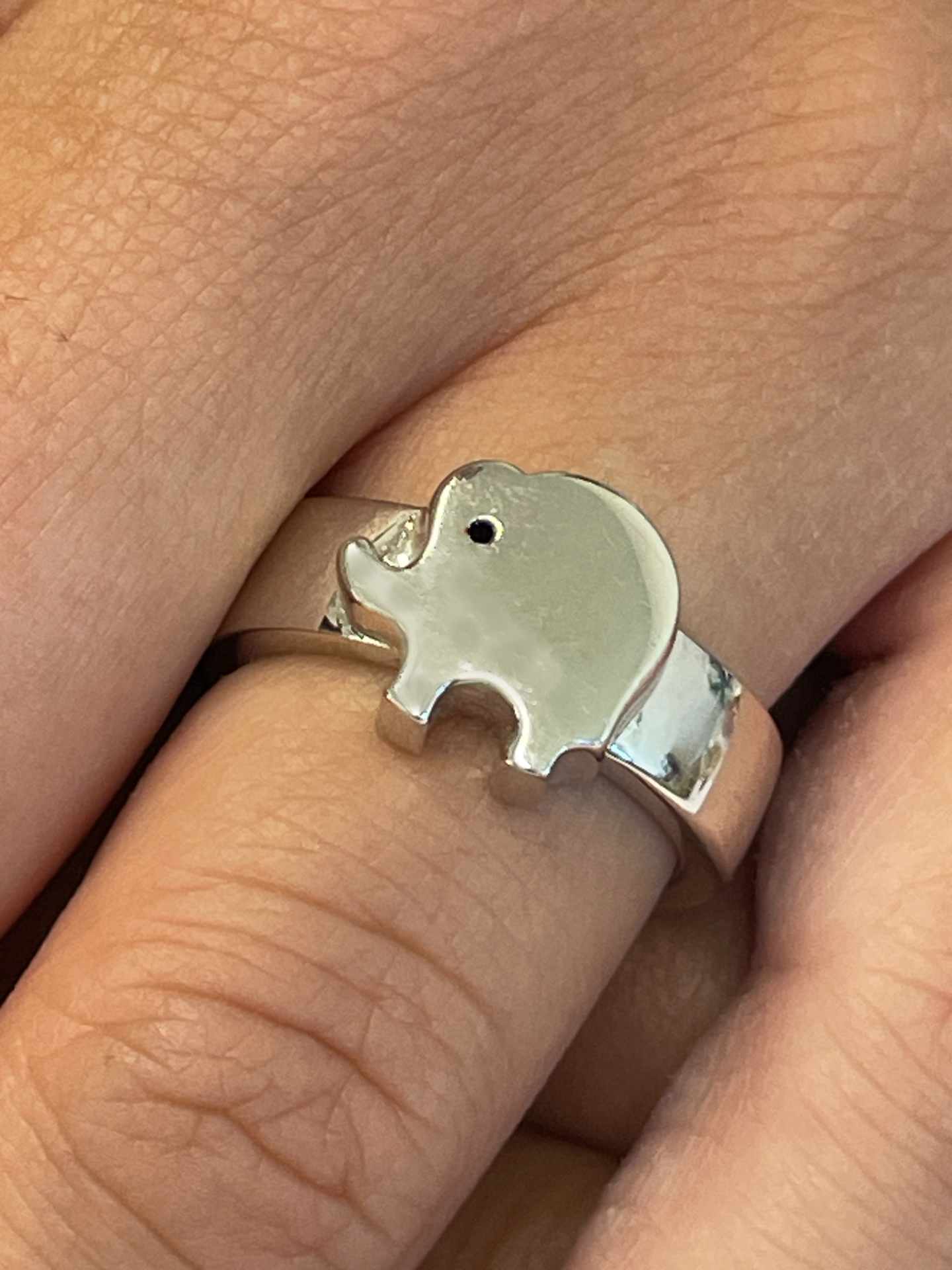Anillo BERMEO motivo elefante en oro blanco de 18 kilates