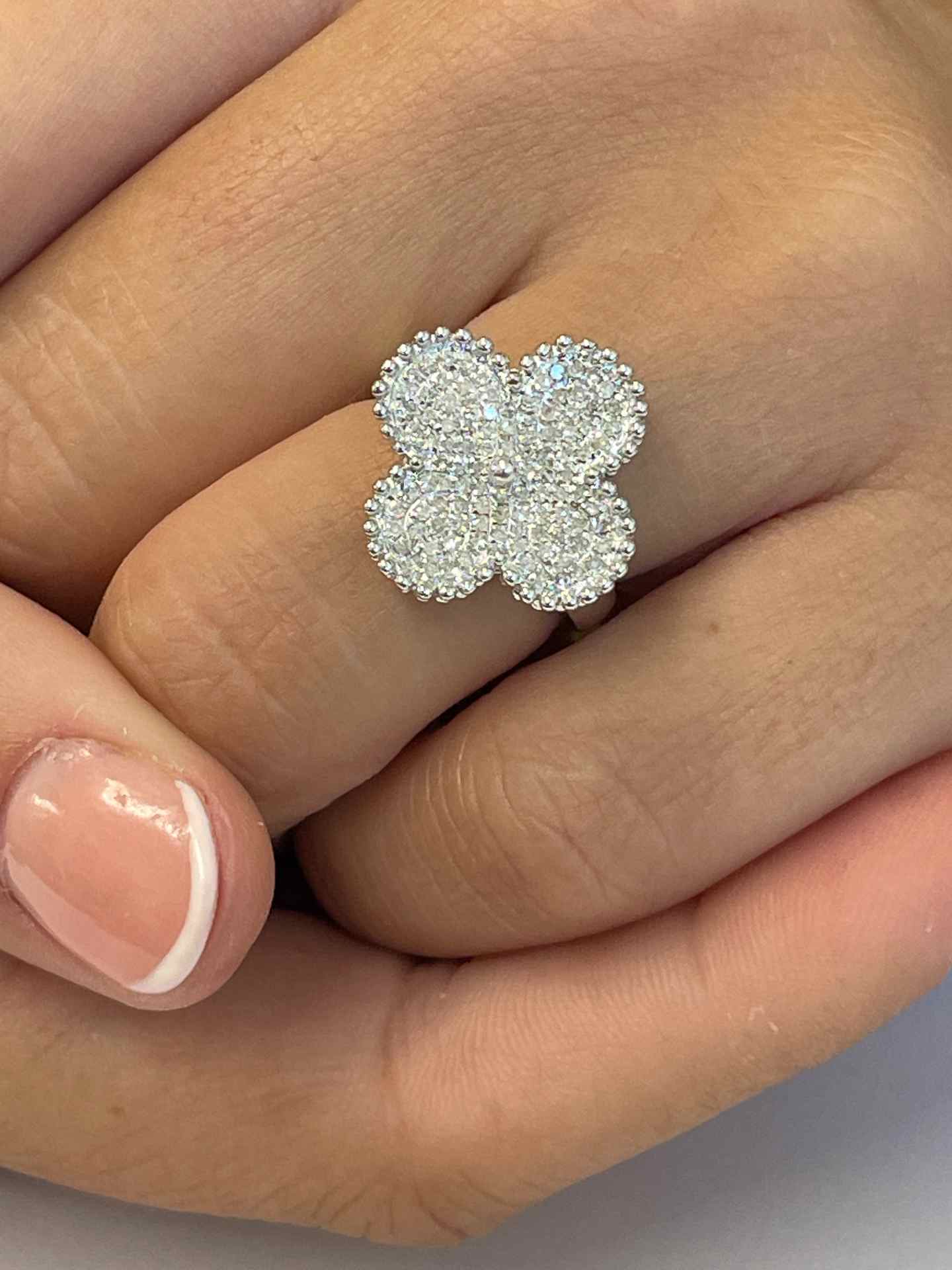 Anillo RENTERIA en oro blanco de 18 ktes con brillantes en pavé.